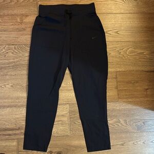 Women’s Nike Black Athletic Cropped Joggers size Small